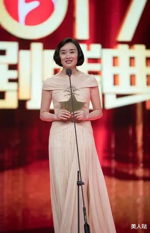 发型 陈建斌前女友被“坑惨了”!一身白穿得高贵又时髦,发型却像狗啃的