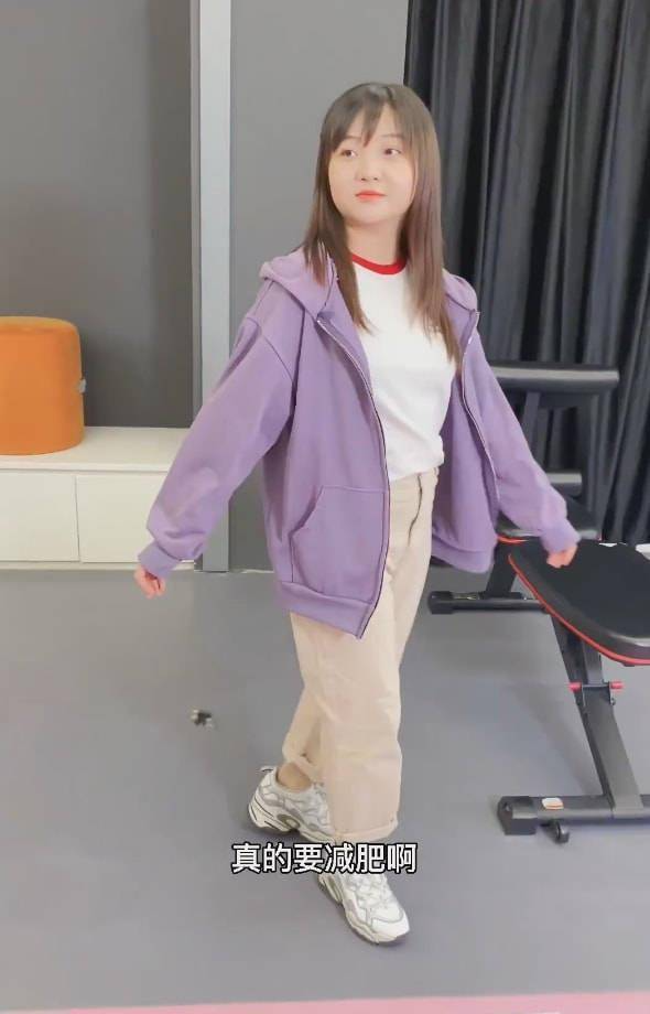 |林妙可在家穿居家服练歌，满肚赘肉却阔气，一脸富态比实际大很多