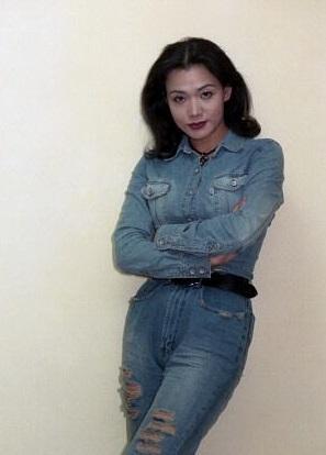 她一生未婚未育,被父母吸血40年累死在片场,死后还救了8个人