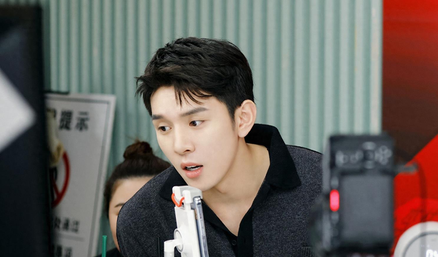 李佳琦心真大哭着道歉后又继续带货网友嘲讽他不当演员可惜了