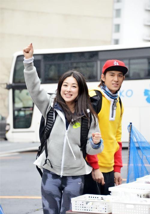 朱珠带娃看丈夫赛马,衣着时尚造型引争议,她老公太拉胯颜值