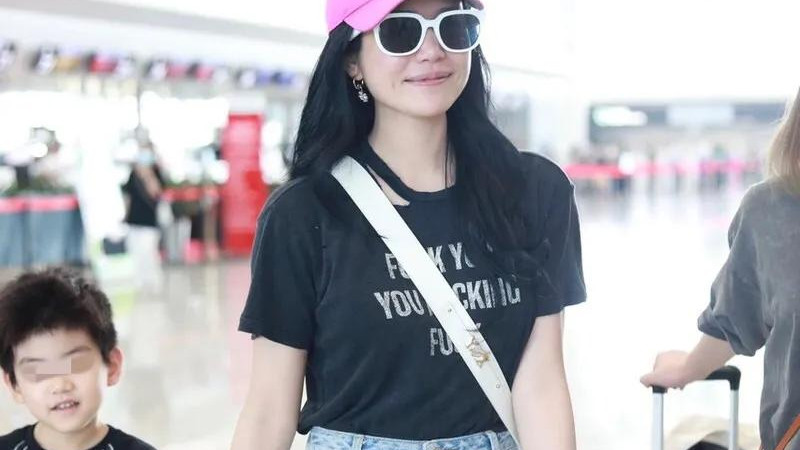 陈妍希母子牵手出行好温馨，6岁小星星正脸大方任拍，帅气又可爱