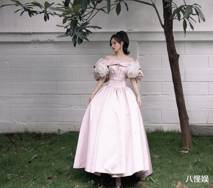 罗晋探班唐嫣,请剧组人员喝奶茶,拍戏间隙不忘与妻女视频好幸福