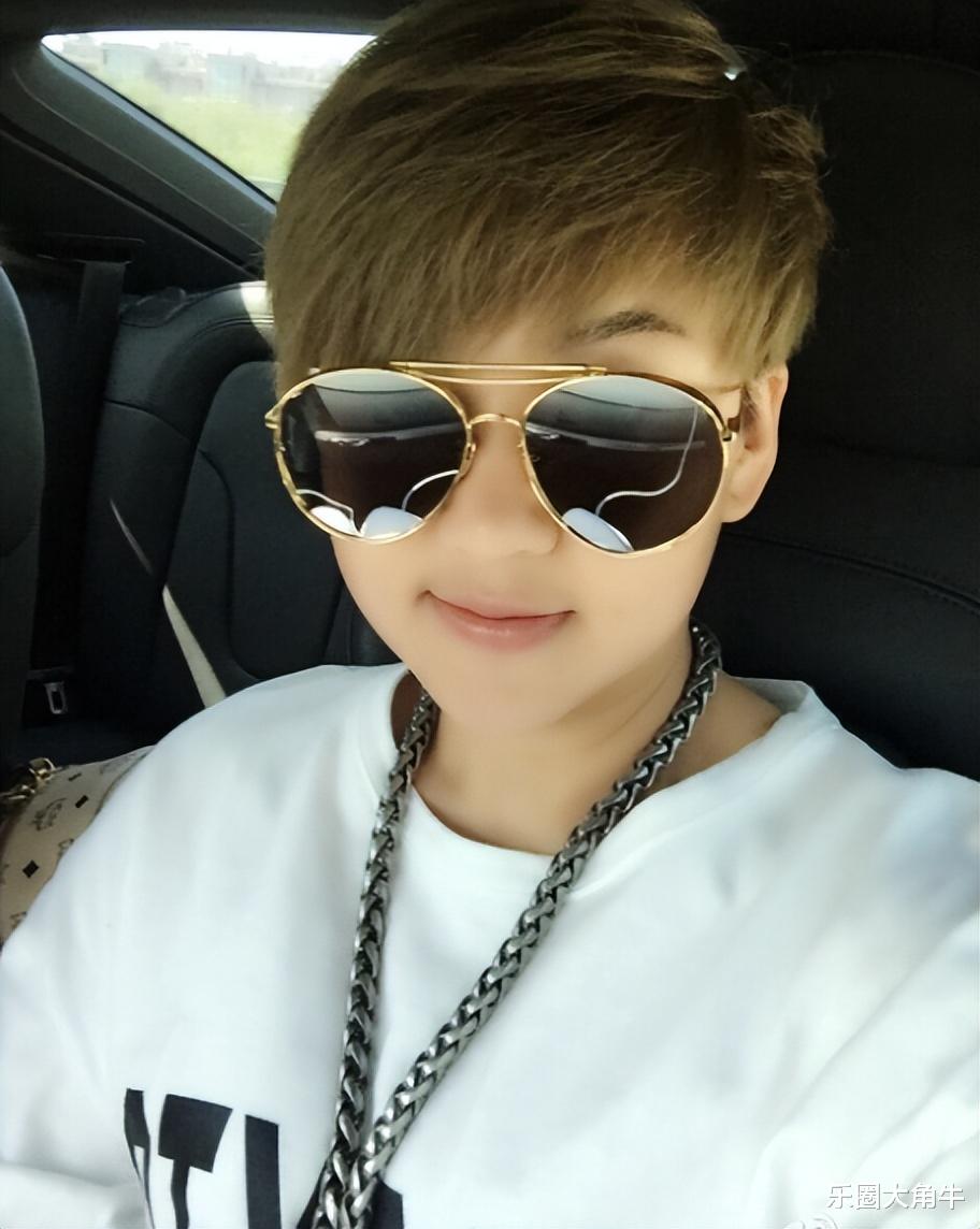 赵本山徒弟胖丫刑满释放？杨树林带女儿苦等爱妻，终盼到一家团聚