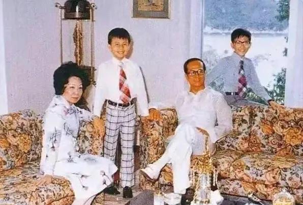 李泽楷|李泽楷扛住央视镜头,黑发浓密自带孩子气,58岁李泽钜显沧桑