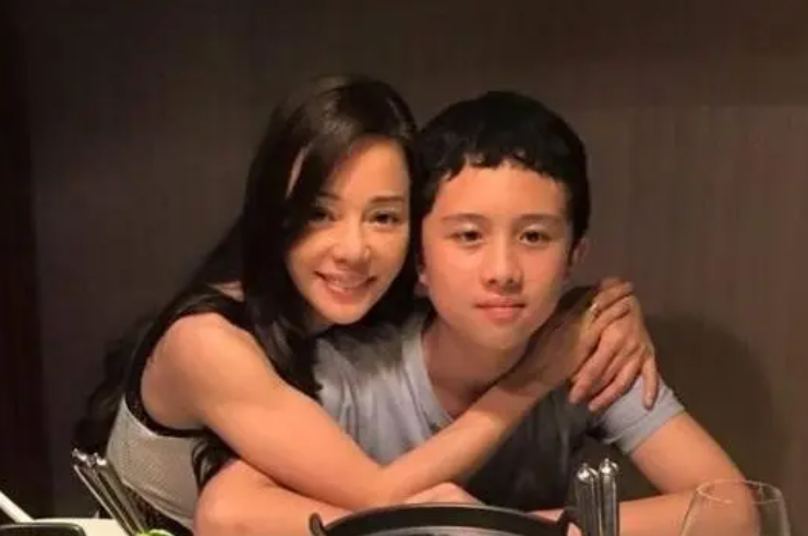 女星与儿子当众亲吻3小时，同床共枕15年，儿子最终被送进监狱