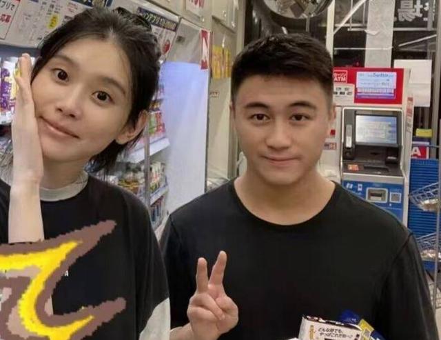 何猷君小两口东京被偶遇,奚梦瑶素颜超抗打,嘴唇状态惹人担忧