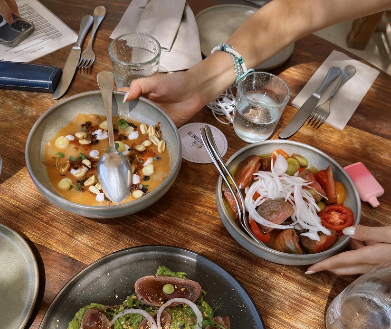 李连杰晒妻子近照，61岁利智衰老似奶奶，62岁黄秋燕仍然美艳动人