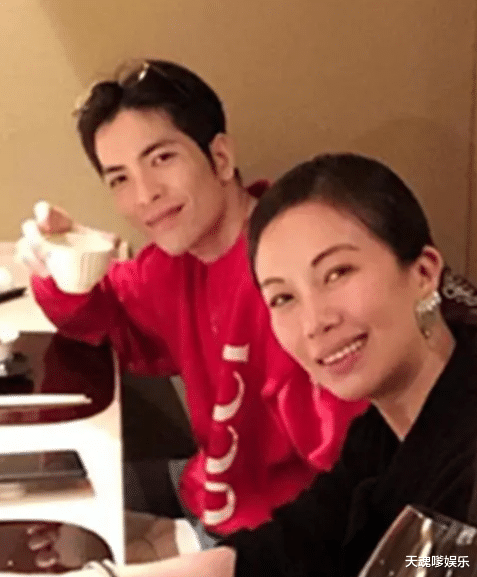 萧敬腾未婚妻躺床晒自拍,唇红齿白面色红润,50岁的她未否认怀孕