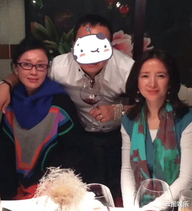 美国|60岁老戏骨移居美国,单身无娃养俩狗作伴,满头白发坦言生活枯燥