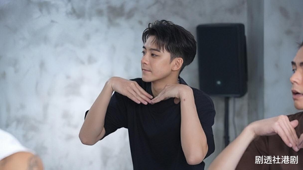 余德丞|TVB前知名男星穿高跟鞋跳舞！摆出妩媚姿势博眼球，网友直呼辣眼睛