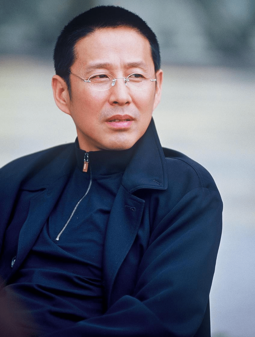 陈道明|67岁陈道明深夜外出聚餐，和身边年轻女性热聊不断，没架子接地气