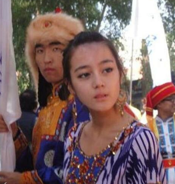 |从小黑妞到“白灯泡”，吃美白药、猪蹄敷脸、全身涂粉…女星真难