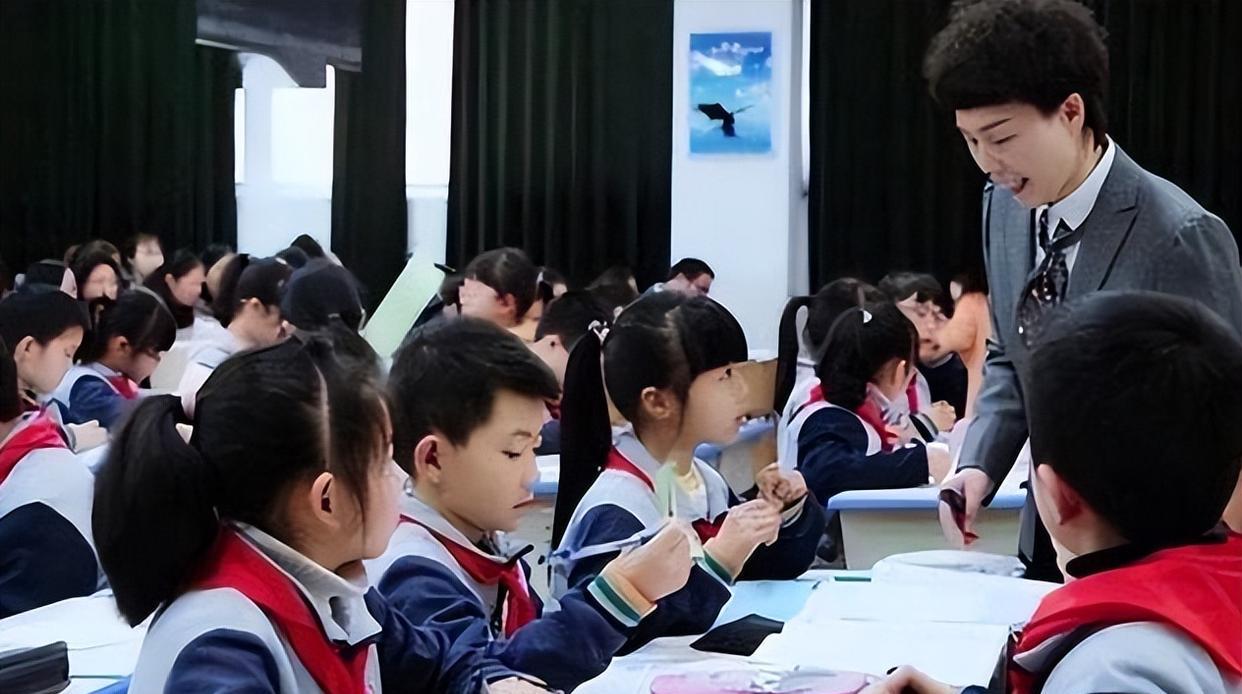教师|越来越多中小学取消“教师编制”,铁饭碗恐被打破?家长大力支持