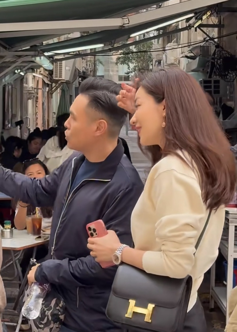 偶遇熊黛林和老公街头吃茶档,气质温柔颜值出众,洋溢满满幸福