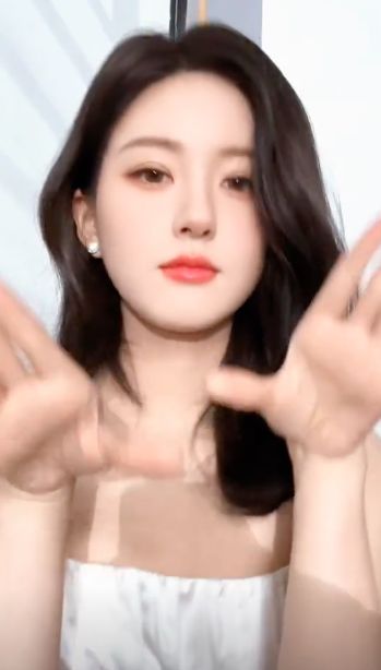 赵露思突然剪短发引争议,疑似情感受创,跳魔性舞网友求她别再跳