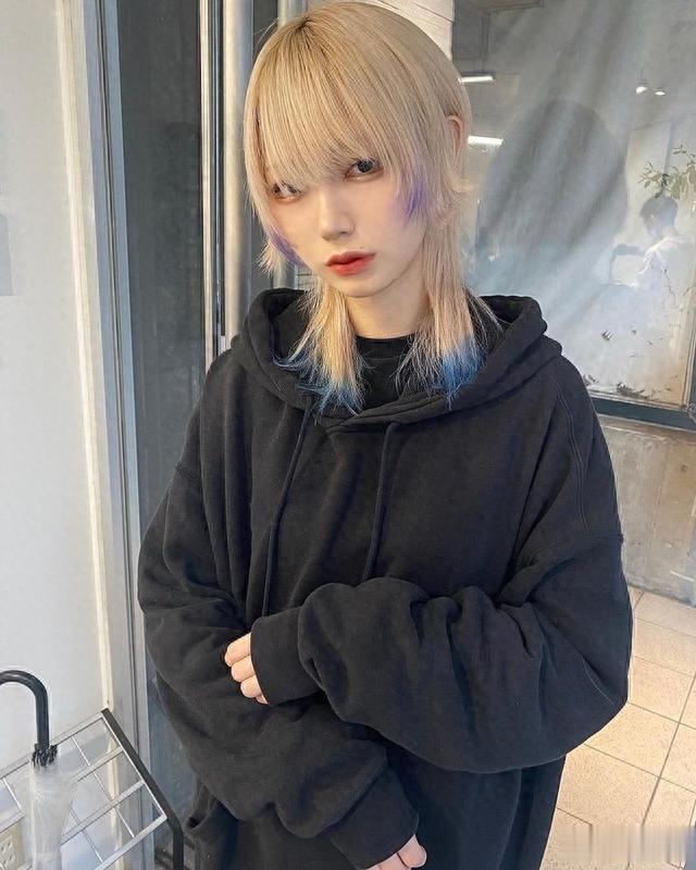 中分露耳短发，齐脖全头烫，齐肩发尾翘短发，狼尾创意染