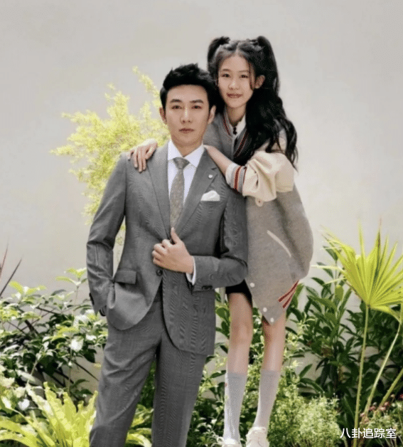 |陆毅父女写真引争议，贝儿双腿细如骷髅、被骂虚荣，鲍蕾出面护女