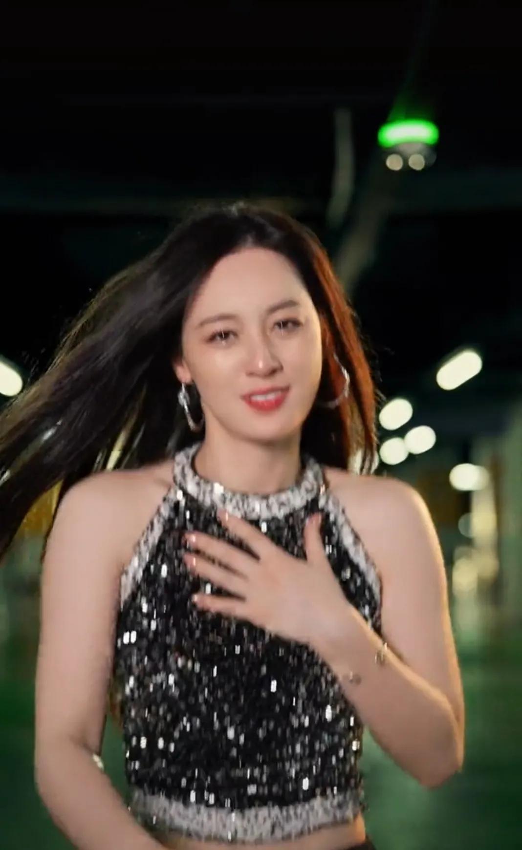 网红唐艺路人照奇丑无比,眼神黯淡无光,看着像40岁大妈 - 社会资讯(主