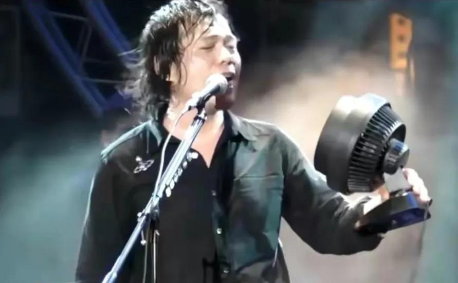 |伍佰：和初恋妻子相伴32年无绯闻，演唱会压根不用自己开口