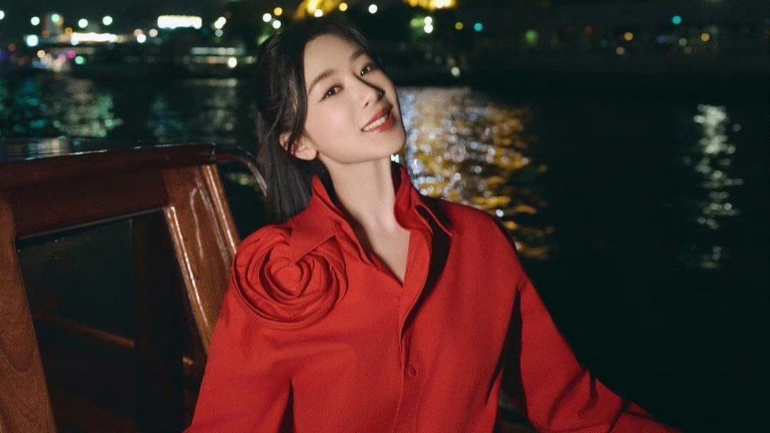 杨紫巴黎铁塔下街拍，时尚红色外套显娇柔