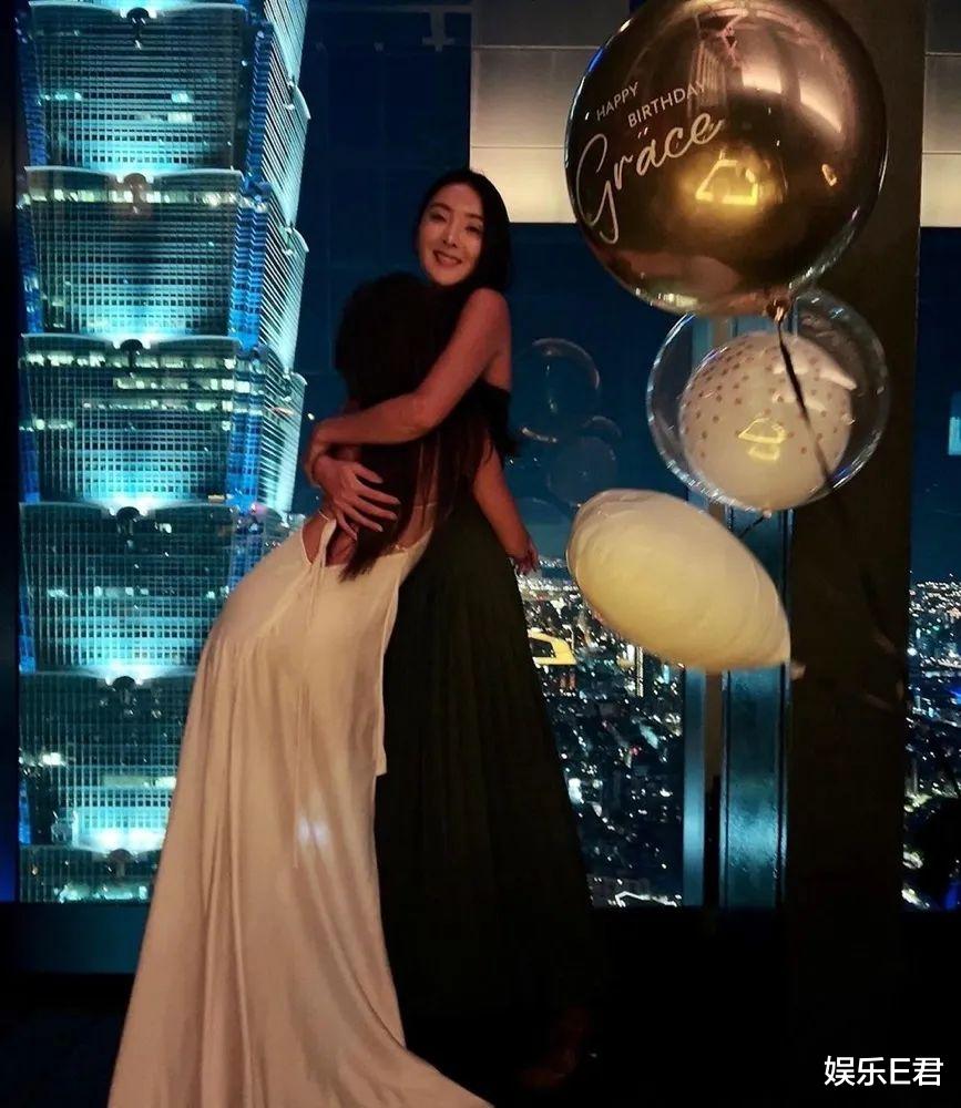 曹格13岁女儿暴风式成长,穿露背晚装显成熟,保留特色八字眉