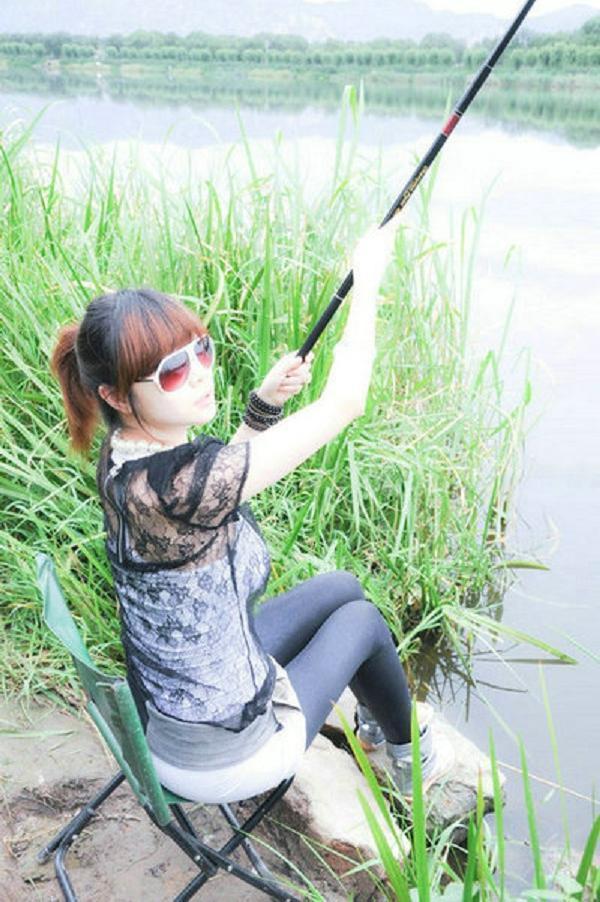|越来越多的女人喜欢钓鱼了(多图)
