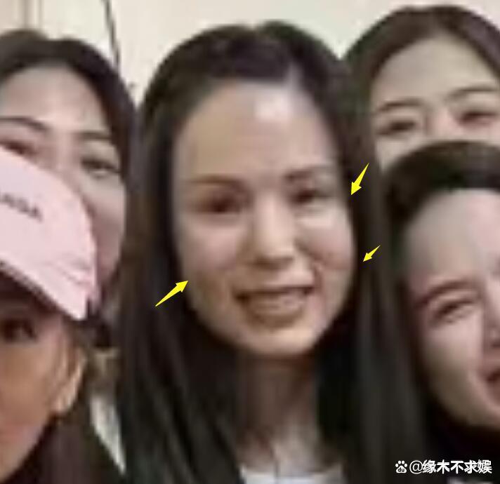 57岁李若彤逛杭州四季青，穿搭热辣引争议，生图手肘暴露年龄！