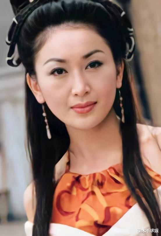 温碧霞一家3口出游，大热天不敢露耳朵，13岁养子越长越像父亲！