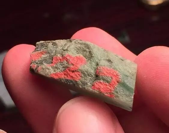 几百万的翡翠戒面，也是这样磨出来的