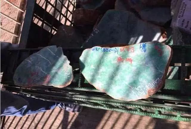 一块翡翠原石,竟切出数十条满绿手镯