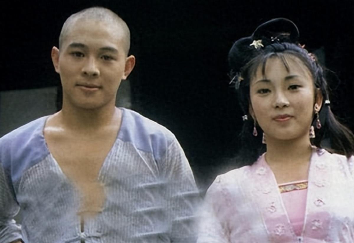 李连杰晒妻子近照,61岁利智衰老似老奶奶,反观前妻的状态依然优雅