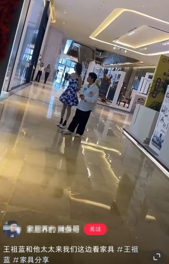 王祖蓝|王祖蓝夫妇现身家具店,李亚男被赞又高又瘦,两人身高对比太明显