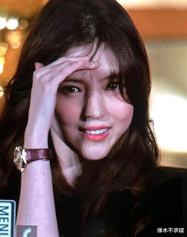 真磕了？韩素希回国素颜憔悴，眉毛稀疏，眼神茫然，手不受控制！