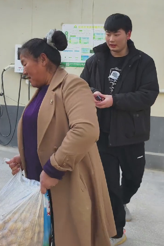 陈萌嫁入朱家两年,肚子没动静,大衣哥“奇葩”的家教害了儿子