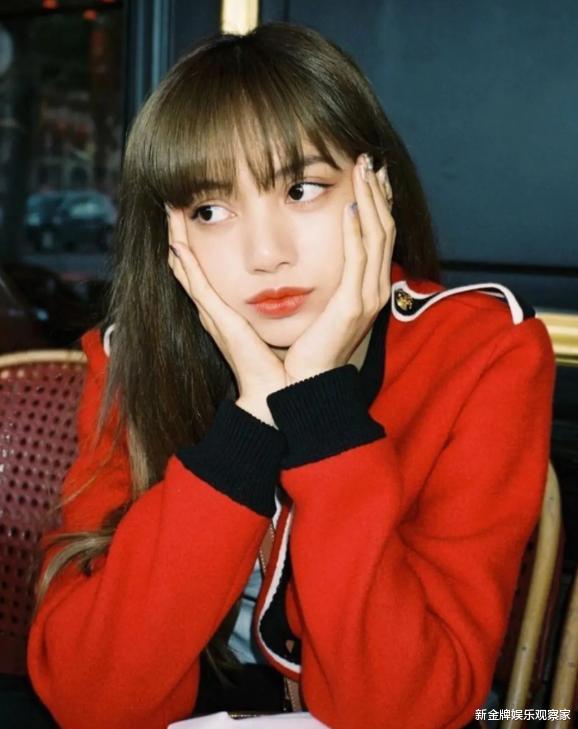 lisa|LISA下楼梯登顶热搜,身材比例绝美,走到你心里了吗?