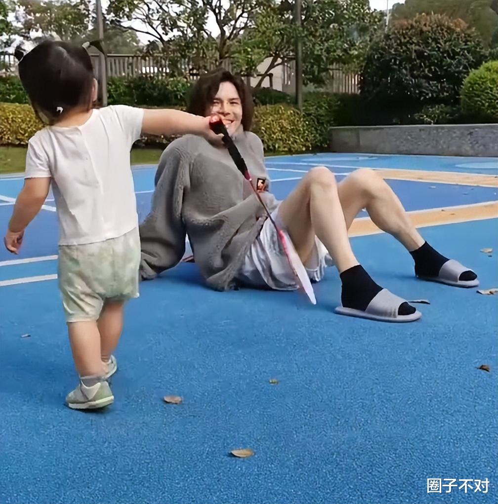 向佐郭碧婷教儿子打羽毛球,Isa扎三个小辫,网友直呼像小姑娘