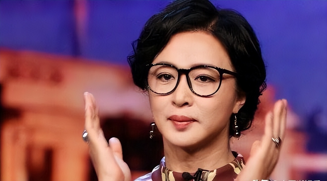 张铁林|口口声声说爱国，誓词却效忠英国女王，张铁林原来不是中国人