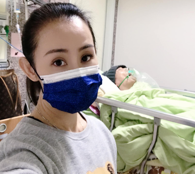 |爱犬和父亲先后去世，49岁女星发文哭诉被骂：别把爹和狗一起提