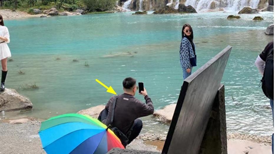 36岁张馨予和老公出游，老公变黑变壮认不出，全程拎包拍照引争议