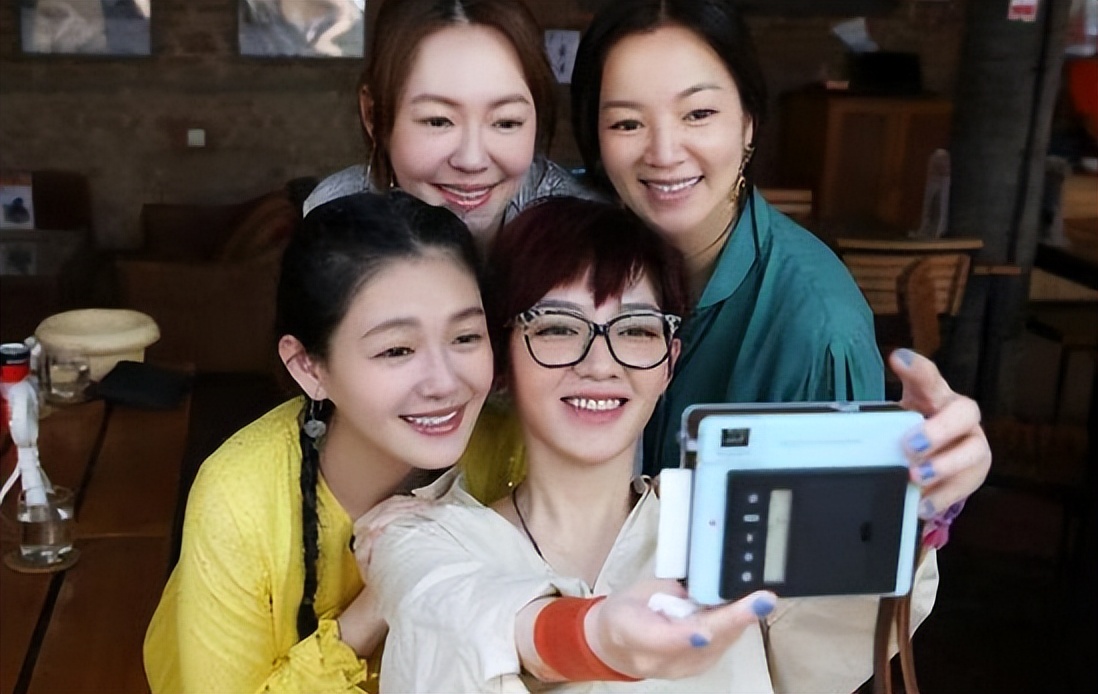 阿雅晒检测单后小S发声：这辈子都追不上她，哭到天亮却被骂虚伪