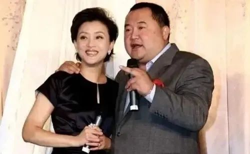 富豪吴征在500万游艇上,向杨澜表白:答应我,身后100亿都是你的