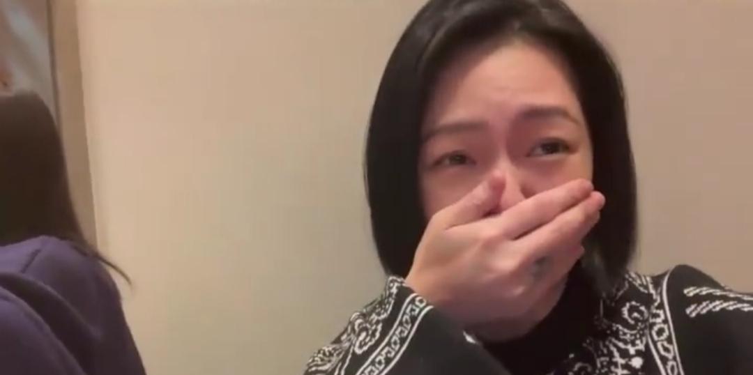 小S|小S晒照去韩国，自称好久没来很开心，吃韩牛酱蟹表情好夸张