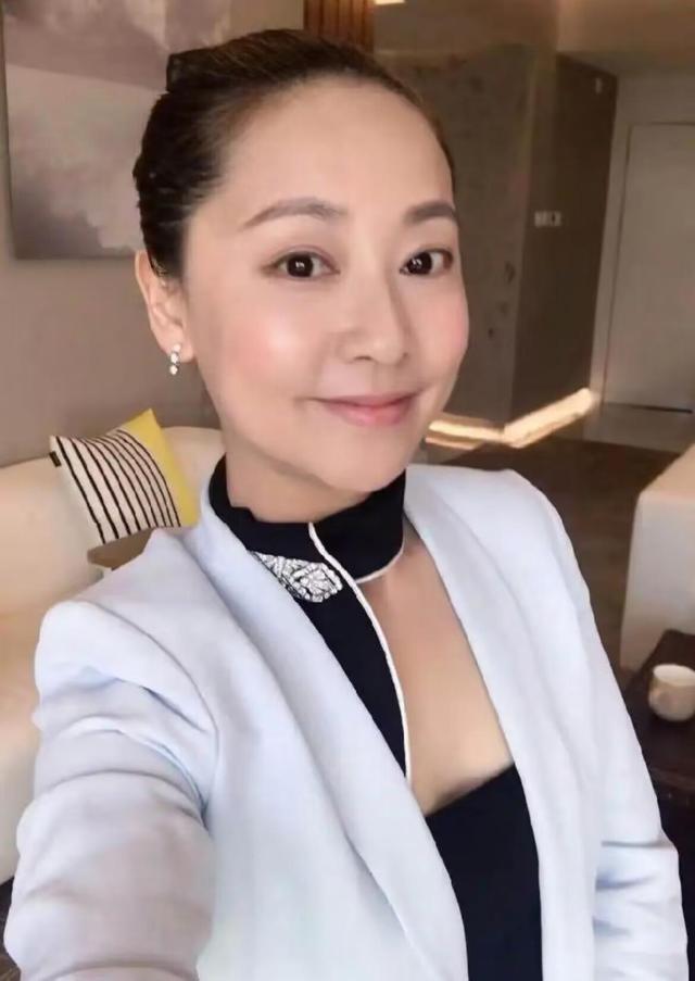 张卫健的妻子真好看！穿的衣服很简约，20万名牌包包抢镜