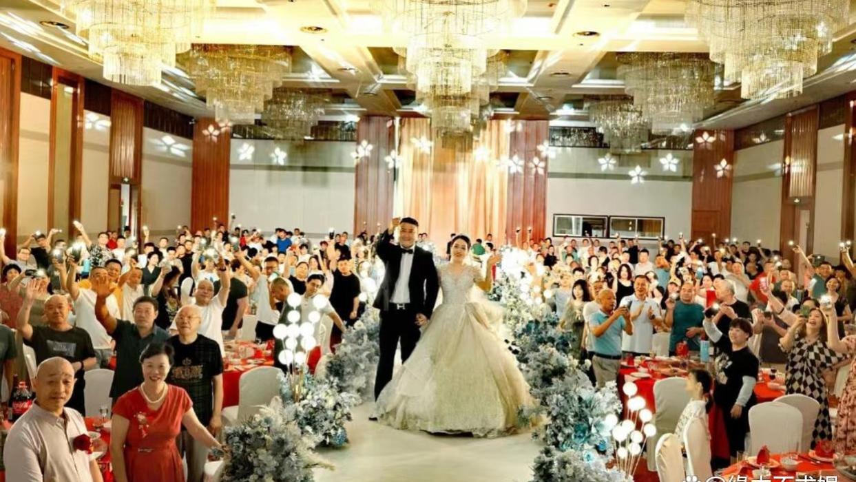曝梵蜜琳总销大婚！新郎体重200多斤，婚宴用古井贡酒引争议！