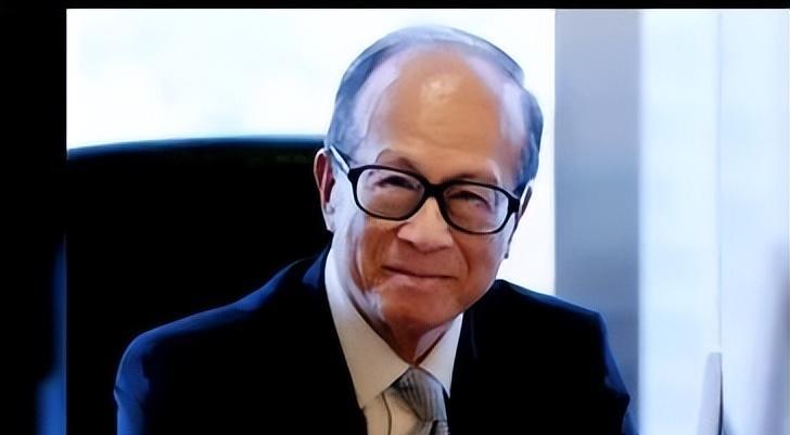 95岁李嘉诚现身灵隐寺,双腿暴瘦成麻杆,光看身形难以与富豪沾边