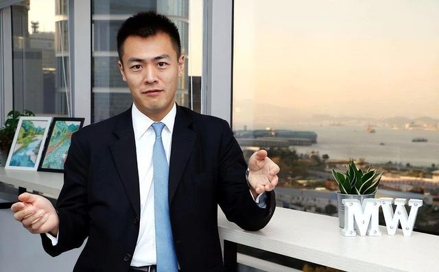 71岁刘銮雄宣布全部财产转给儿子刘鸣炜，联手将甘比踢出局