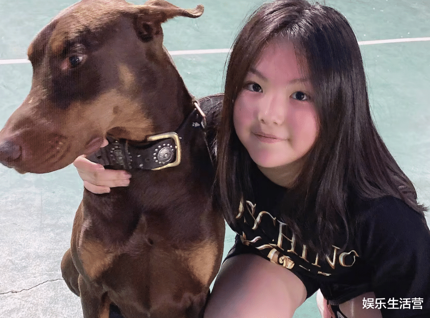 王诗龄闺蜜晒美背，对镜不穿上衣、面色绯红，网友：近墨者黑