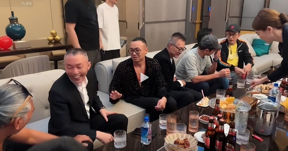 一众港星大佬参加饭局，人情世故江湖规矩，都被展现得淋漓尽致