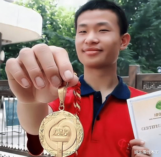 32岁韦神疑似买房结婚，穿着朴素衣着廉价，网友：谁会让女儿嫁他